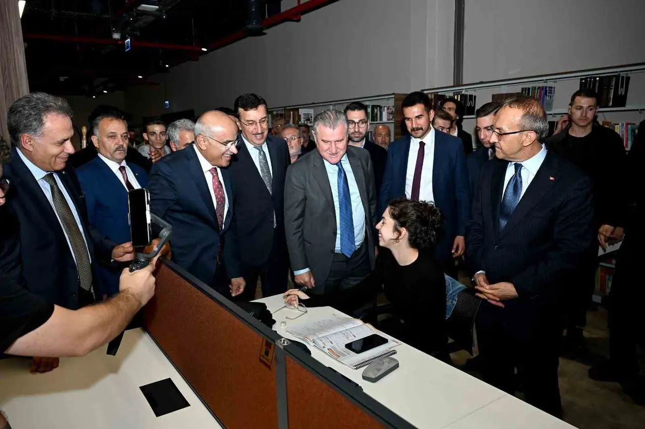 Malatya’da Şehir Kütüphanesi ile Gençlik ve Spor Tesisleri törenle açıldı