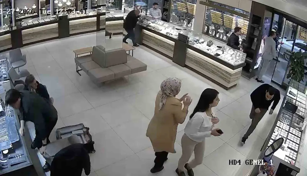 Etrafa ateş açıp, 4 kişiyi yaraladı