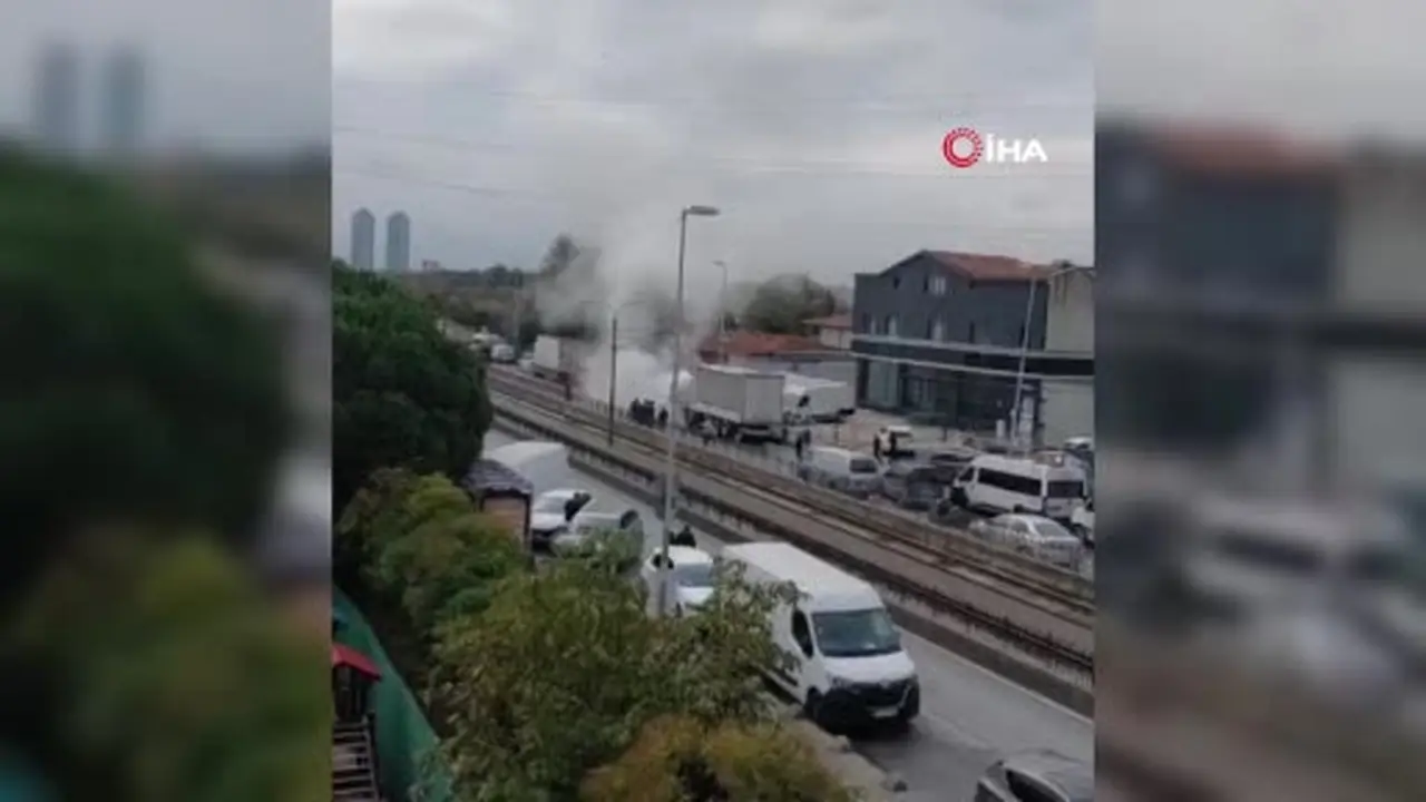 Sultangazi’de seyir halindeki kamyon alev aldı