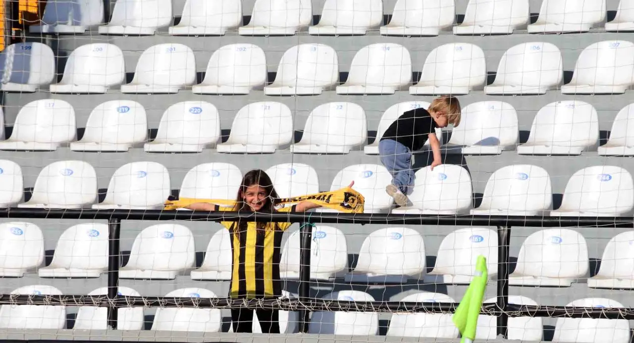 Tribünde tek başına, İstanbulspor aşkı mesafe tanımıyor