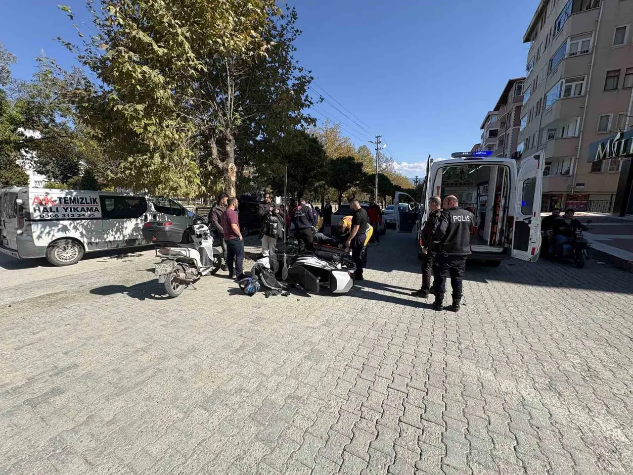 Otomobile çarpan motosikletin sürücüsü yaralandı: Kaza anı kamerada