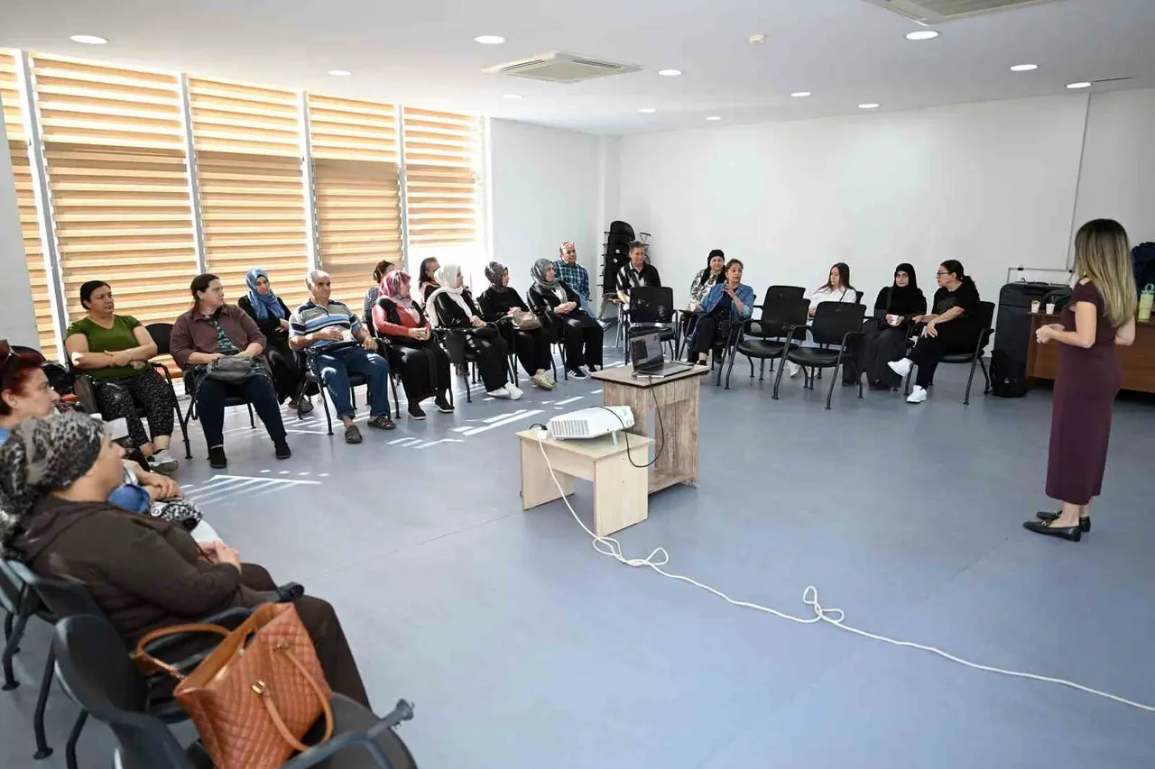 Engelsiz Yaşam Merkezinde ailelere güvenli internet eğitimi