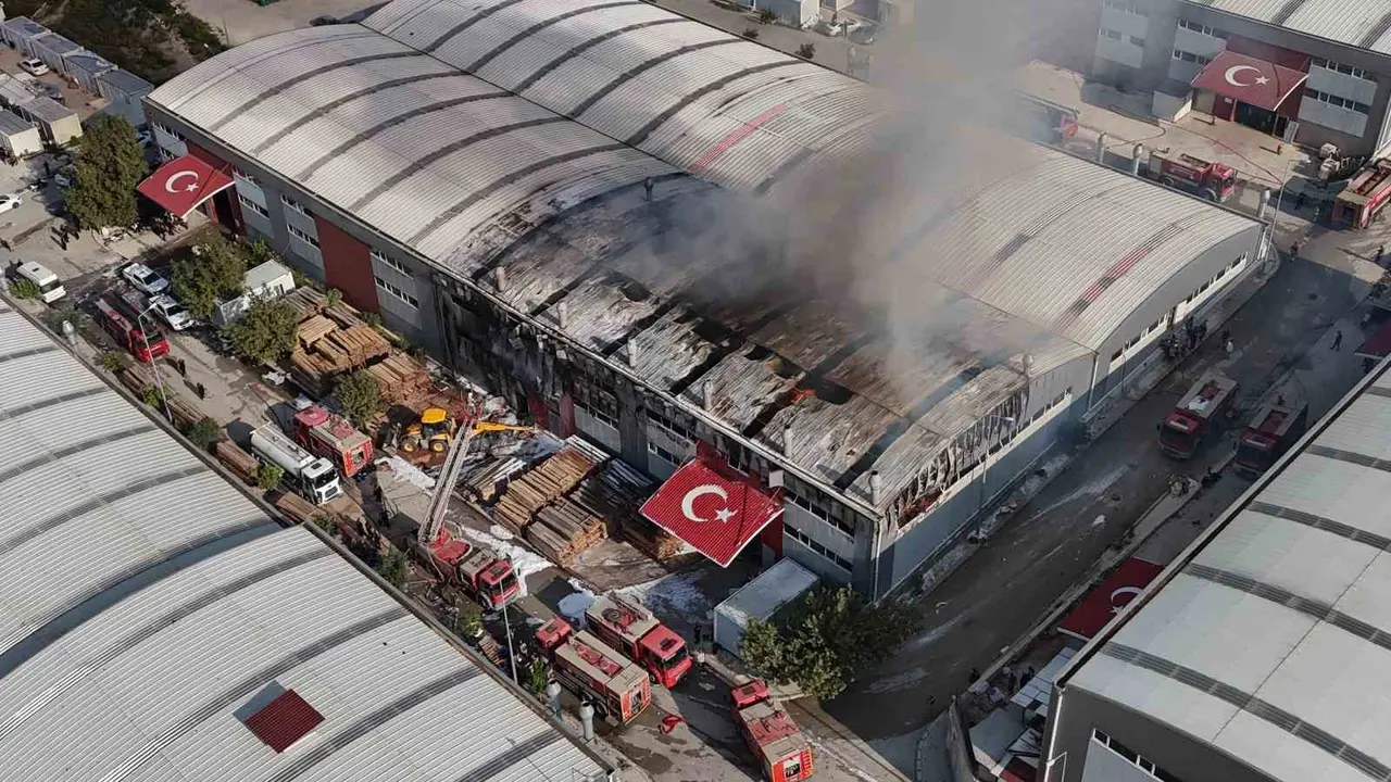 Alevlere teslim olan fabrika yangını havadan görüntülendi