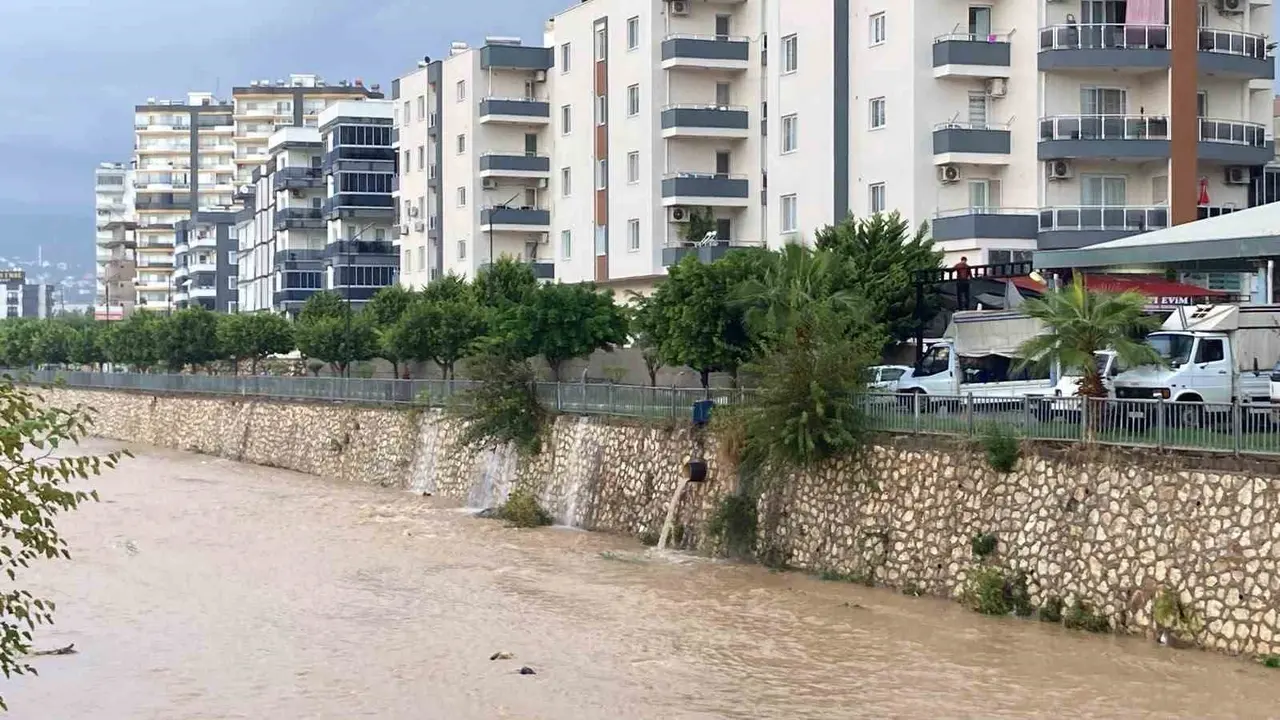 Mersin’de şiddetli yağış etkisini sürdürüyor
