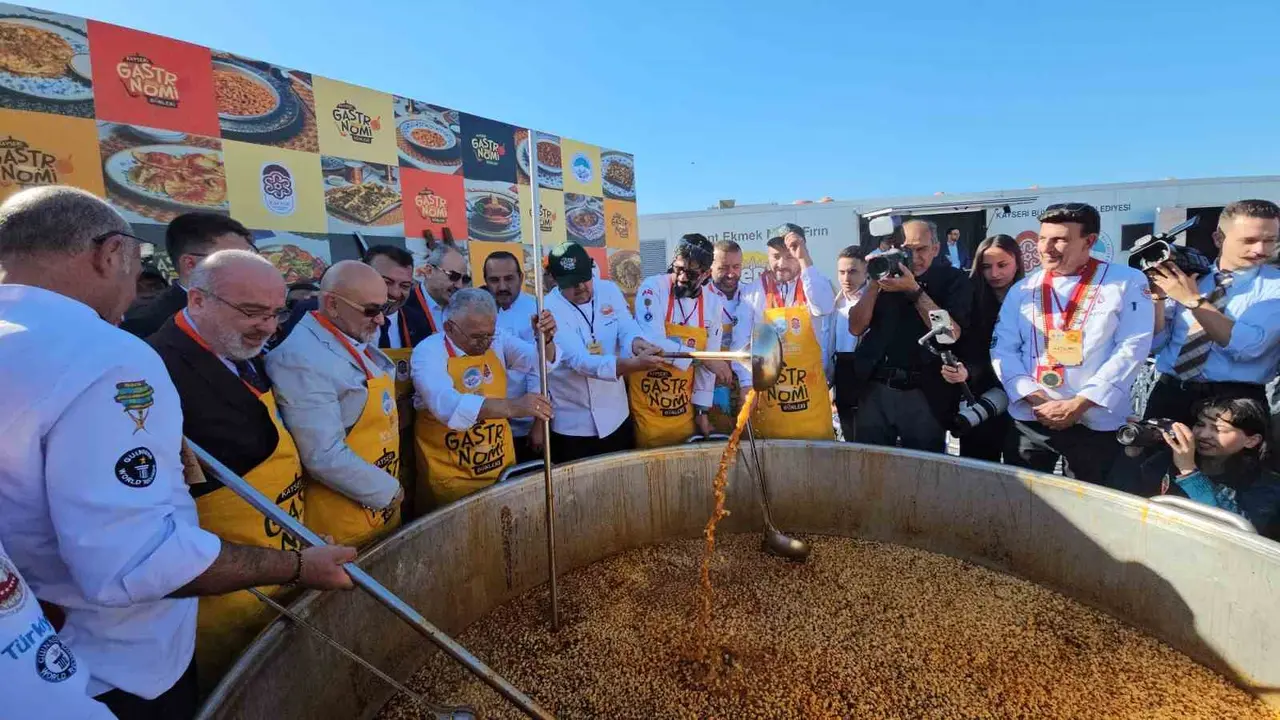 Kayseri Gastronomi Günleri’nde 1 ton börek aşı dağıtıldı