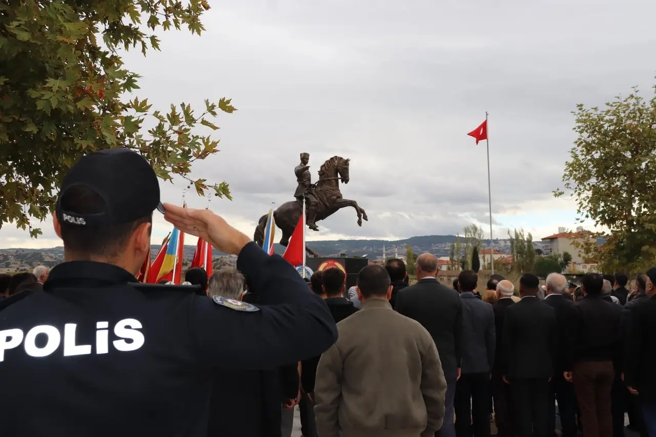 Selendi’de Cumhuriyet Bayramı coşkusu çelenk töreniyle başladı
