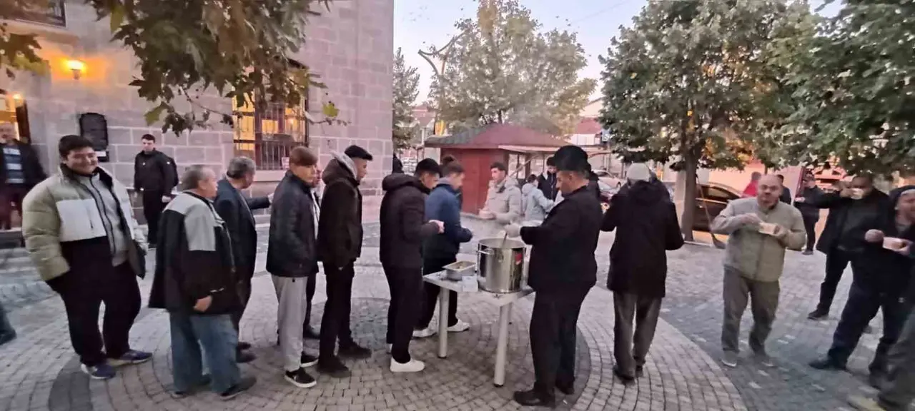 Bolvadin’de gençler sabah namazında buluştu