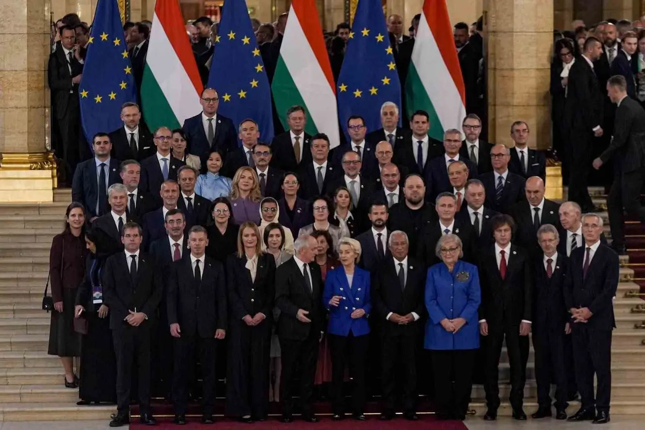 Cumhurbaşkanı Yardımcısı Yılmaz, Macaristan’da liderlerle aile fotoğrafında yer aldı