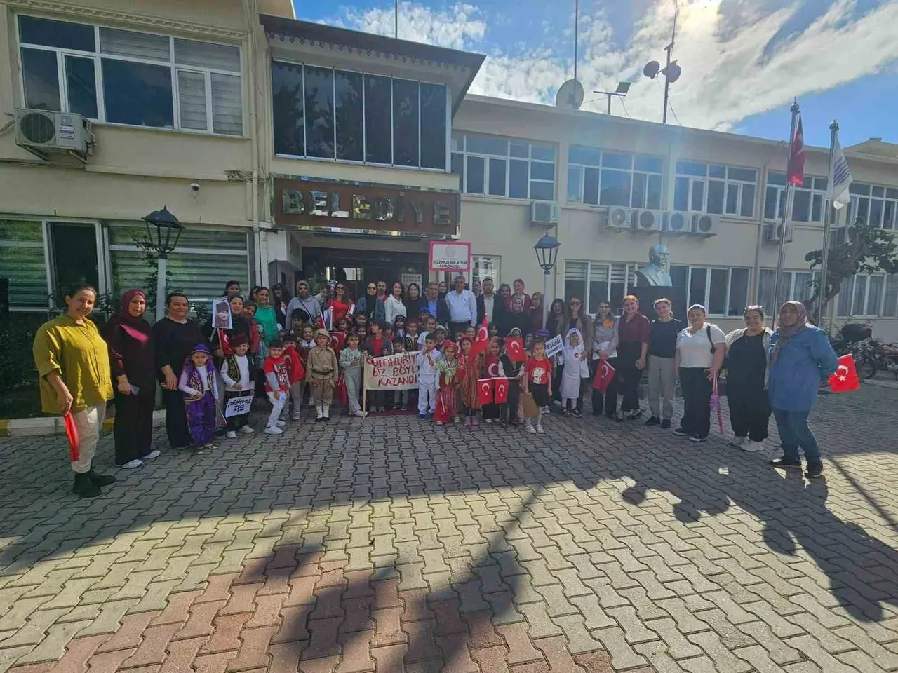 Bozyazı’da miniklerden cumhuriyet coşkusuna anlamlı yürüyüş