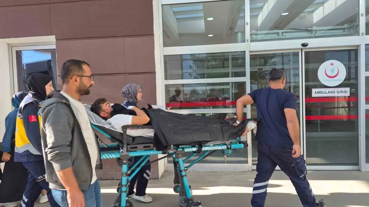 Motosiklet ile hafif ticari araç çarpıştı: 1 yaralı