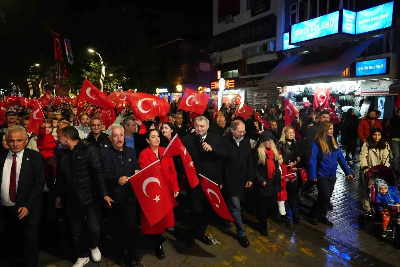 Bolu’da binlerce kişi fener alayında buluştu