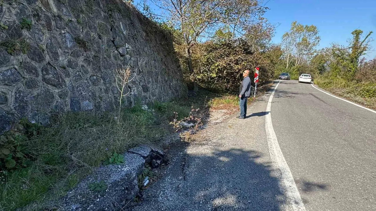Aşırı yağışlar istinat duvarını çatlattı
