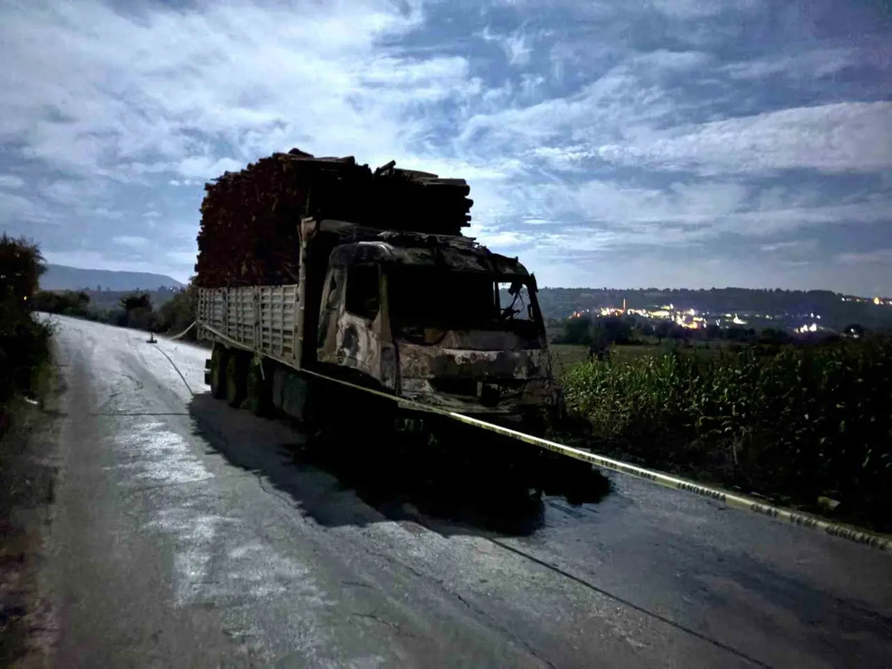 Vezirköprü’de odun yüklü kamyonda yangın çıktı