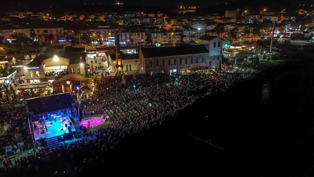 Ayvalık’ta 21. Uluslararası Zeytin Hasat Festivali’nde Feridun Düzağaç sahne aldı