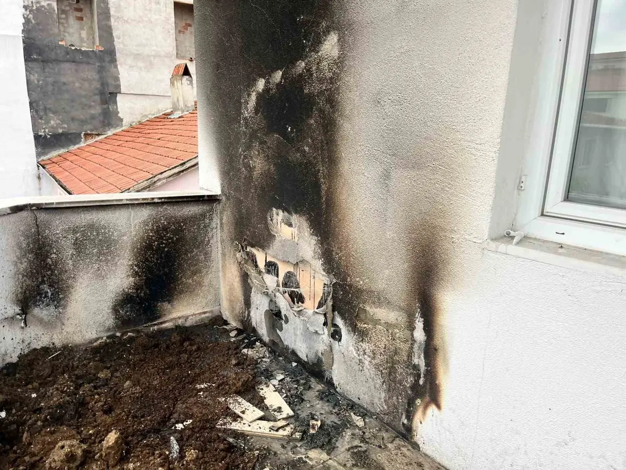Bilecik’te balkonda düdüklü tencerede unutulan yemek yangına neden oldu