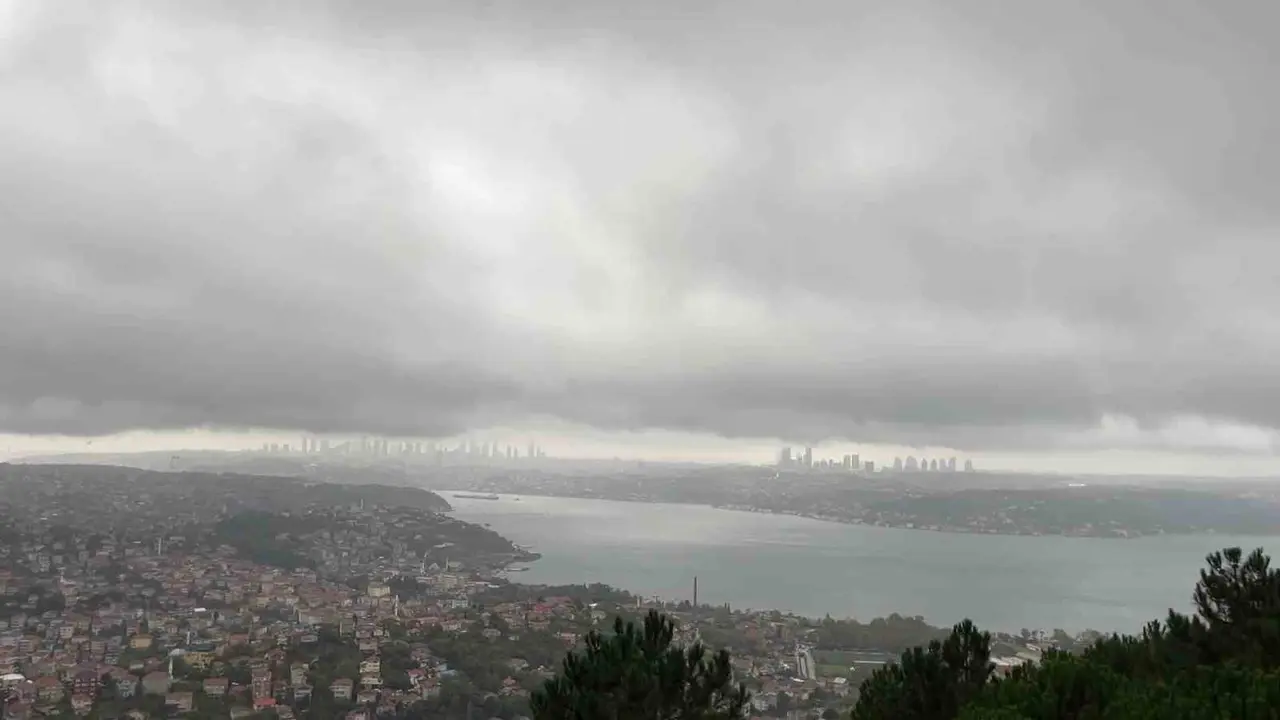 İstanbul Boğazı’nın üzerini yağmur bulutları kapladı