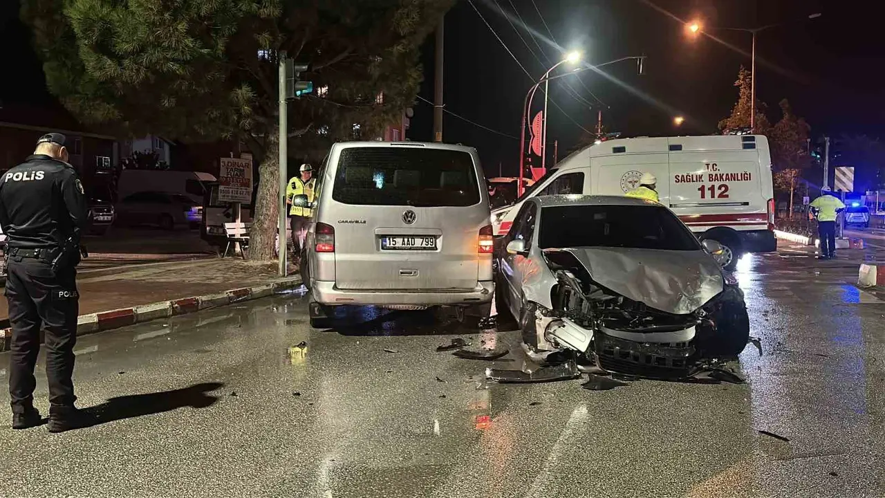 Burdur’da öğrenci servisi ile otomobil çarpıştı: 12 öğrenci hafif yaralı