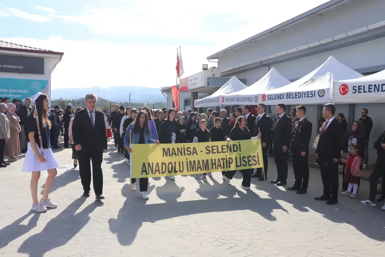 Selendi’de cumhuriyet coşkusu gençlik merkezine sığmadı
