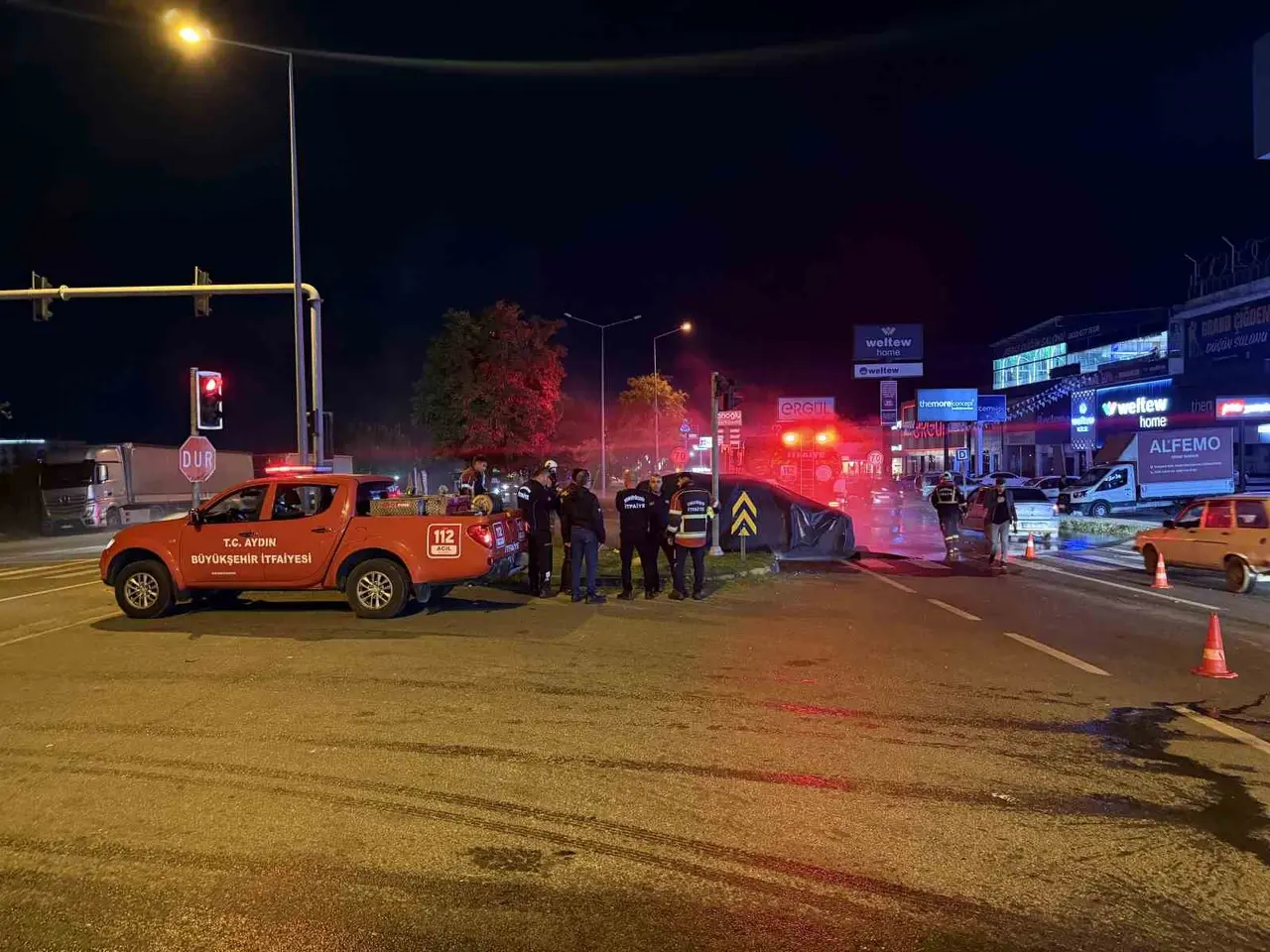 Tırla çarpışan otomobil küle döndü, alevler 3 saatte söndürüldü