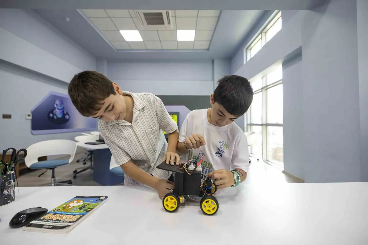 Mersinli öğrenciler robotik kodlama yarışmalarında derece elde etti