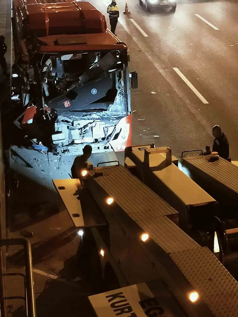 EGO otobüsü üst geçit asansörüne çarptı: 24 yaralı