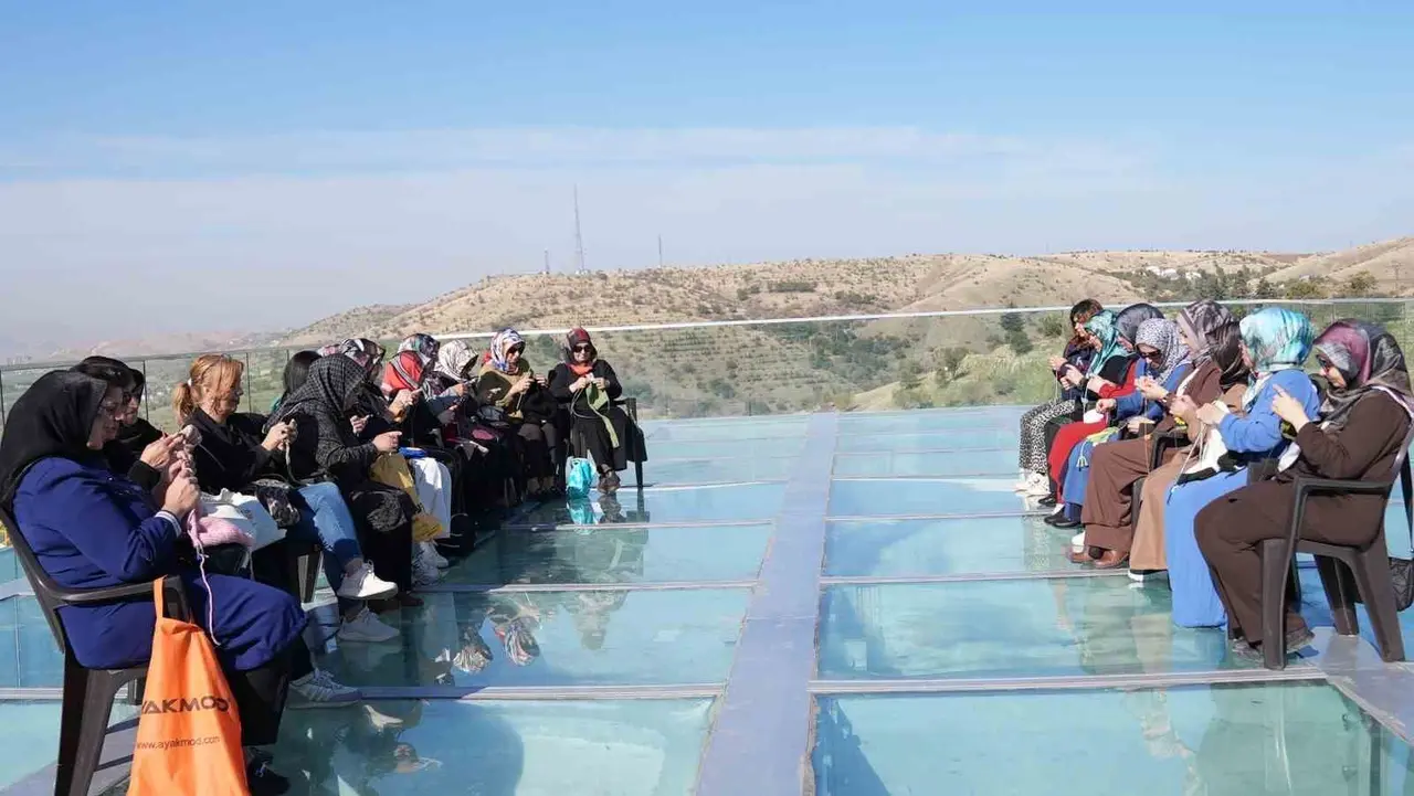 Harput Cam Seyir Terası’nda manzara eşliğinde örgü keyfi