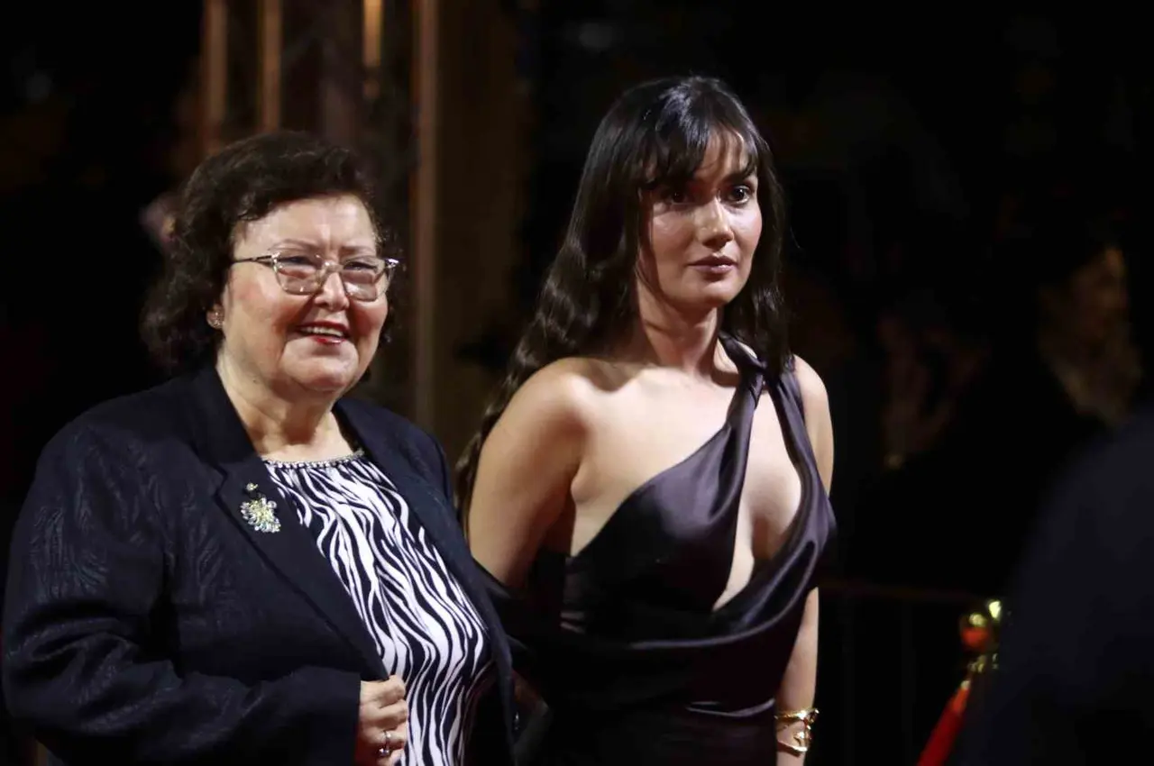 Altın Portakal Film Festivali ödül töreni öncesi kırmızı halıda şıklık yarışı yaşandı