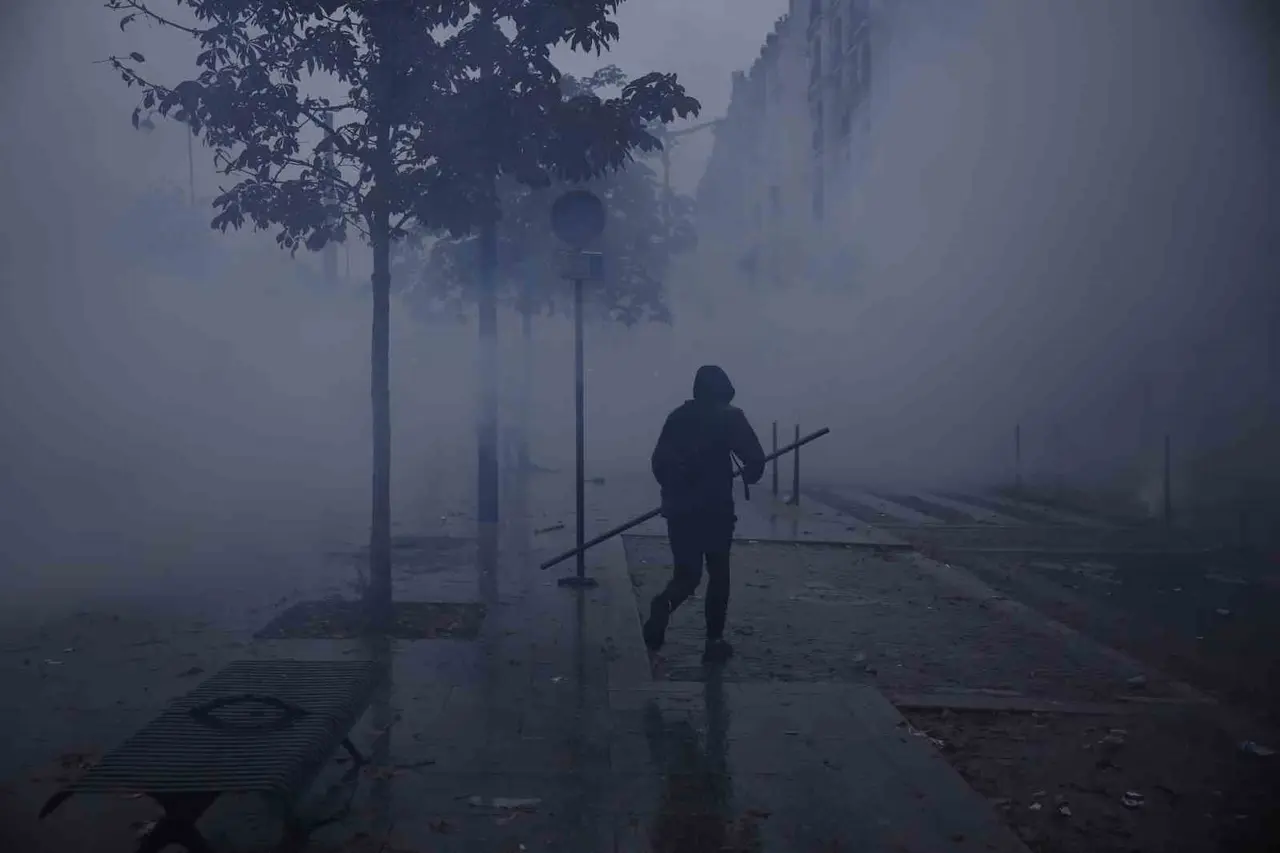 Fransa’da sokaklar bir kez daha karıştı: Bin kişi gözaltında