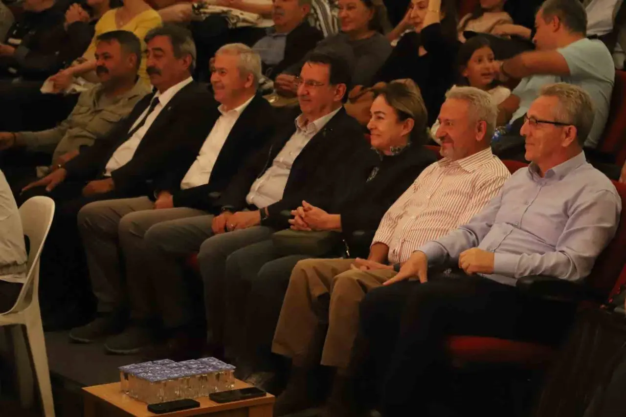 Nazilli’de ’Abide-i Aşk’ tiyatro oyunu sahnelendi
