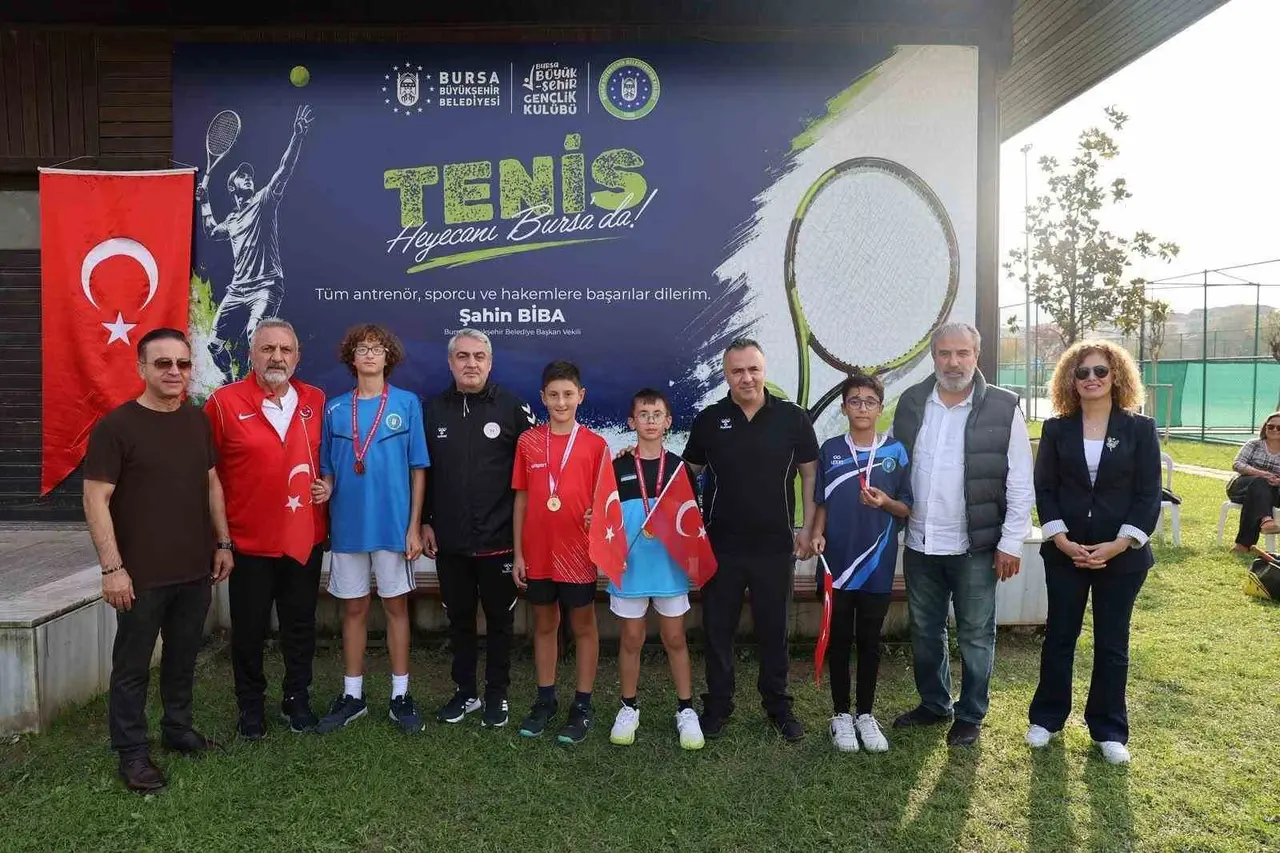 Cumhuriyet coşkusu tenis kortlarına taşındı