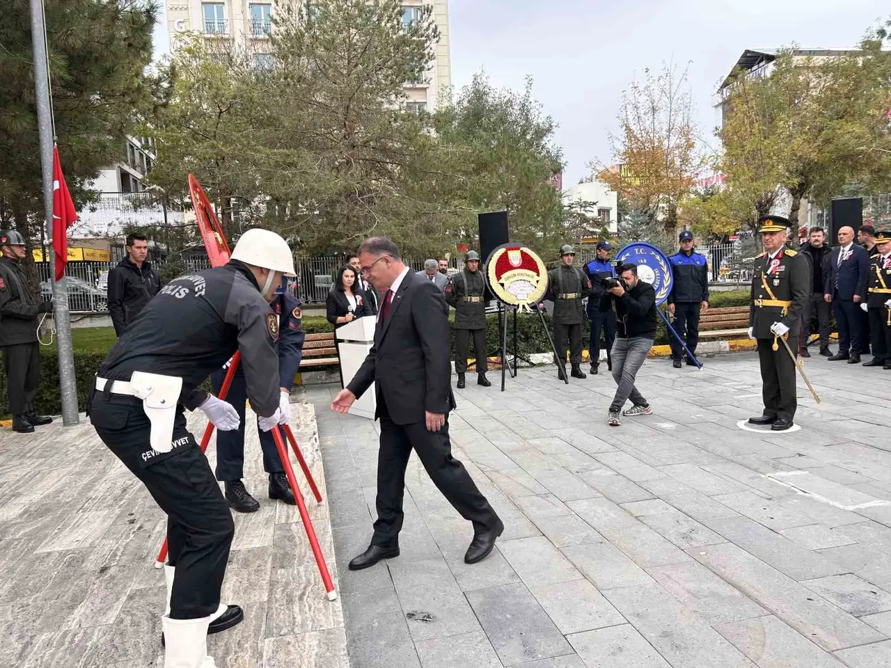 Van’da 29 Ekim Cumhuriyet Bayramı için çelenk sunma töreni düzenlendi