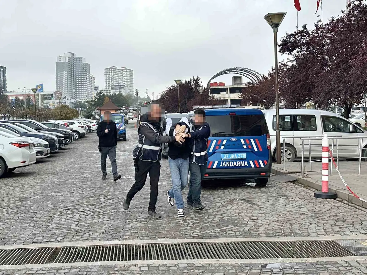 Etrafa rastgele ateş açarak 5 kişiyi yaralayan şüpheli adliyeye sevk edildi