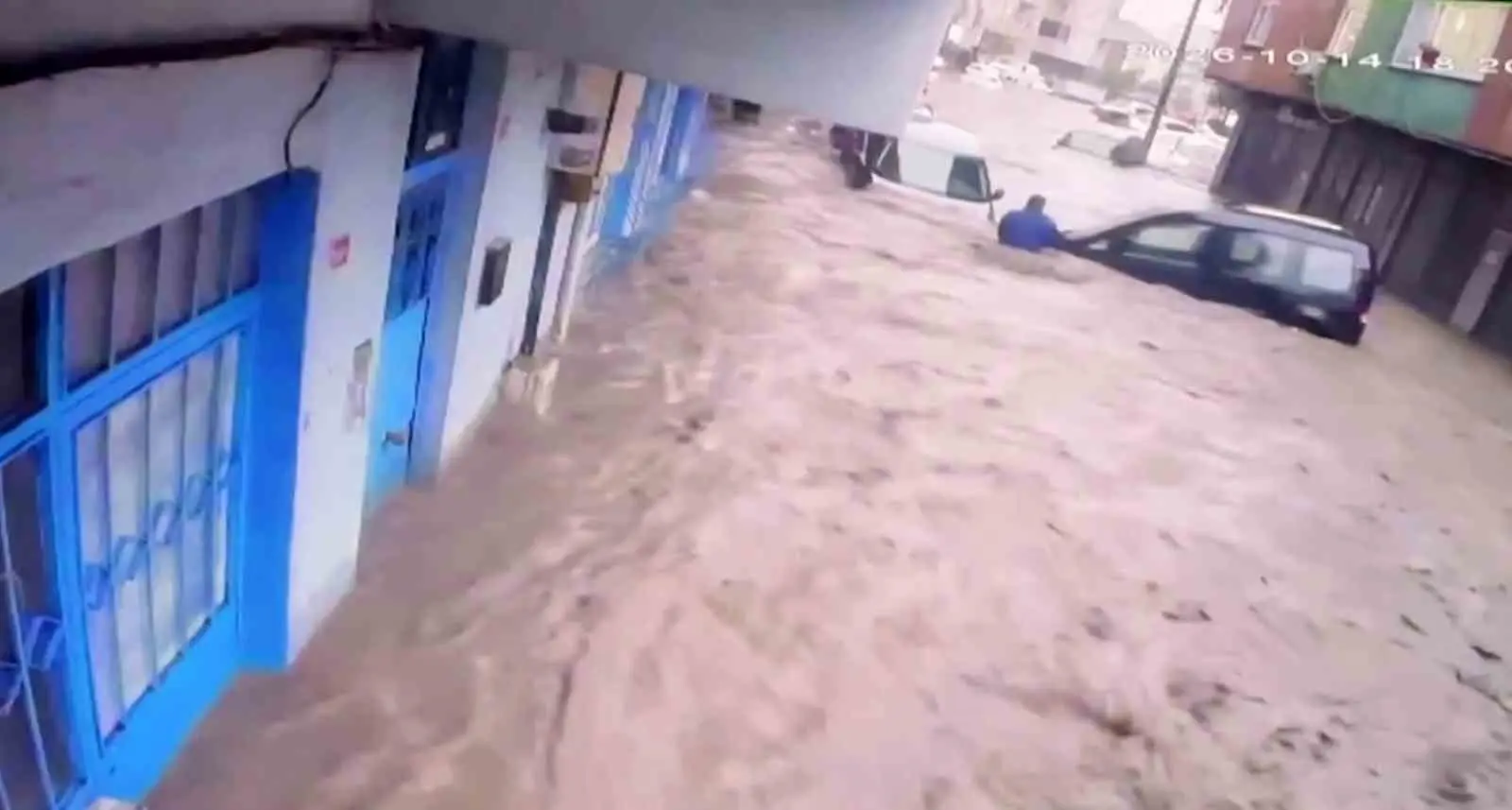 Ayazağa’da sel felaketinde araçların üst üste bindiği anlar görüntülendi