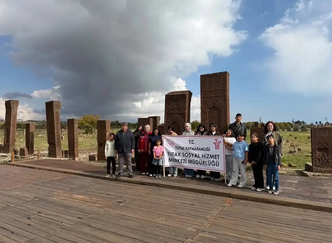 Tutaklı çocuklar Ahlat’ın tarihi mirasını keşfetti