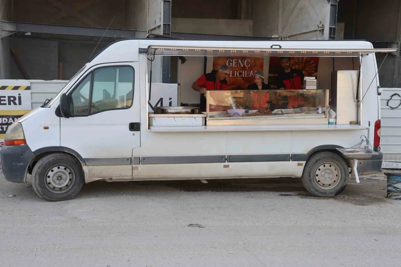 Depremzede çiftin ata mirası ağızları tatlandıran lezzetleri mobil tatlıcıyla kentin dört bir yanına ulaşıyor