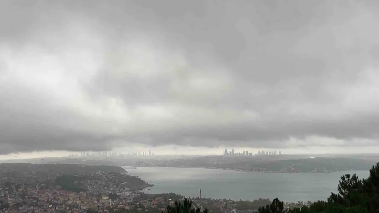 İstanbul Boğazı’nın üzerini yağmur bulutları kapladı