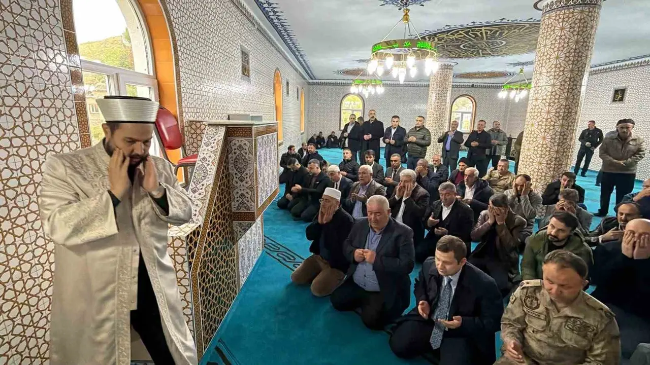 Tatvan’da hayırseverlerin desteğiyle yapılan cami ibadete açıldı