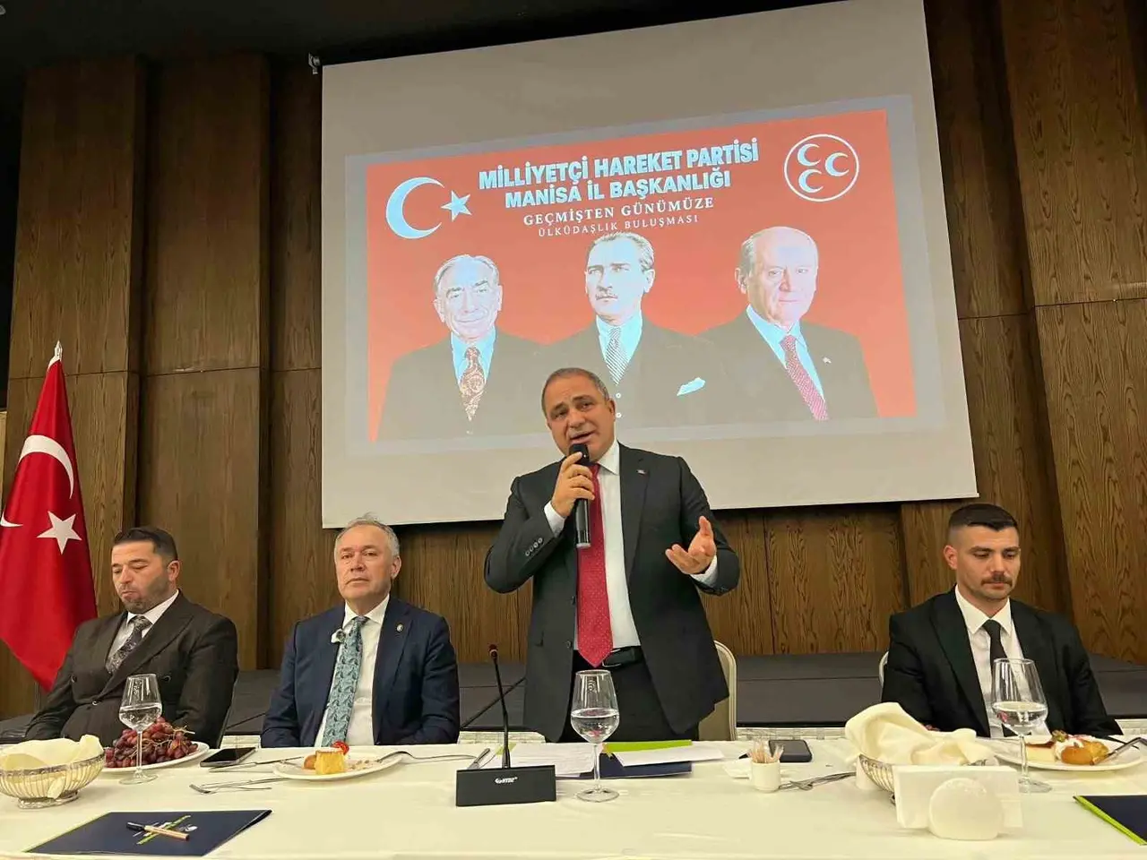 MHP Manisa bir ilki gerçekleştirerek dünün ve bugünün kadrolarını buluşturdu
