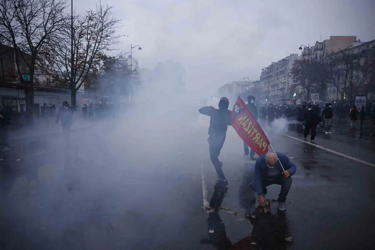 Fransa’da sokaklar bir kez daha karıştı: Bin kişi gözaltında