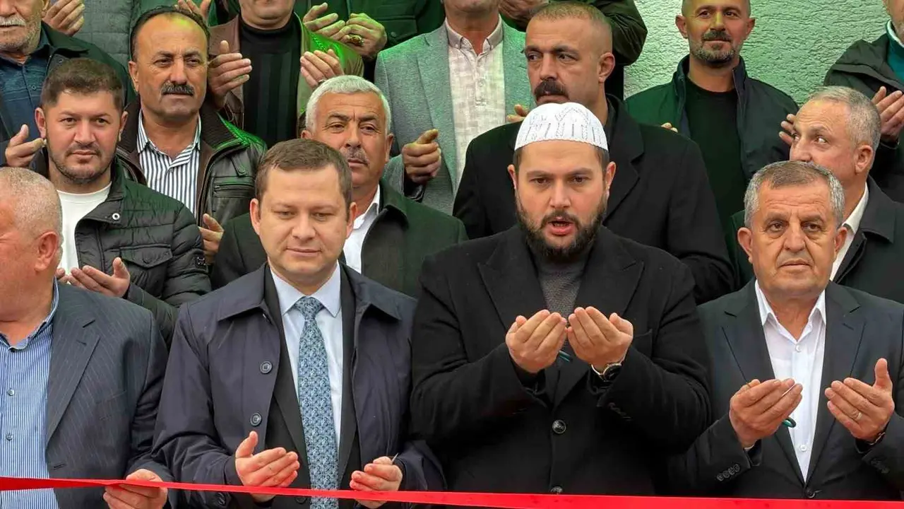 Tatvan’da hayırseverlerin desteğiyle yapılan cami ibadete açıldı