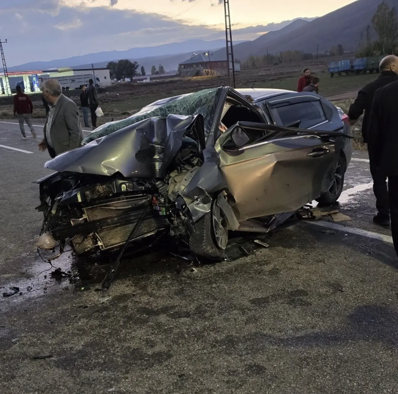 Karlıova’da otomobil direğe çarptı: 3 yaralı