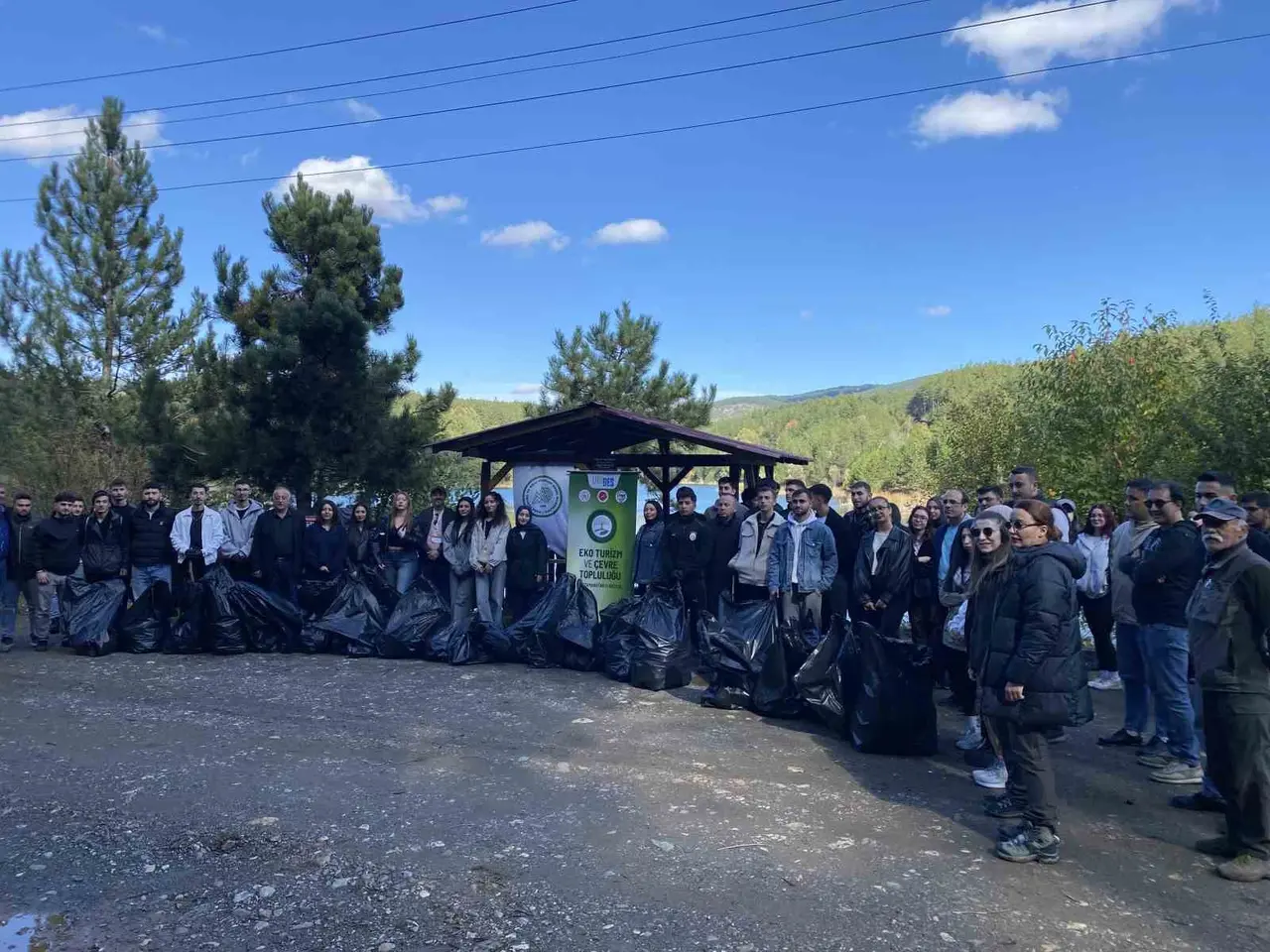 Üniversite öğrencileri hem manzaranın tadını çıkardı hem de tescilli gölette temizlik yaptı