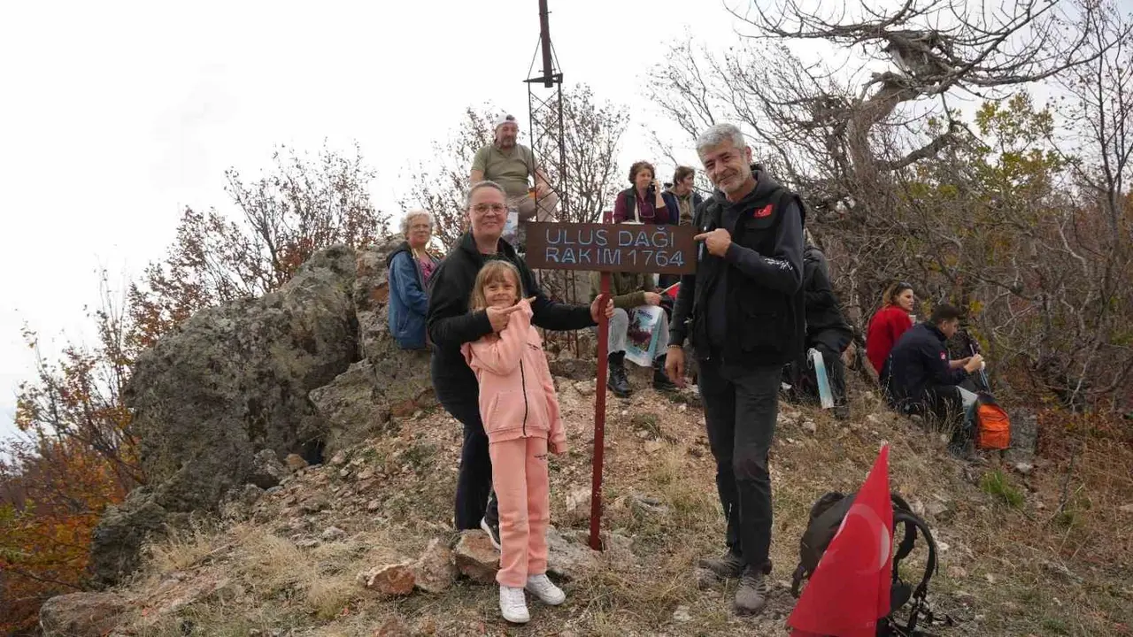 Sındırgı’da Cumhuriyet coşkusu Ulus dağı zirvesine taşındı