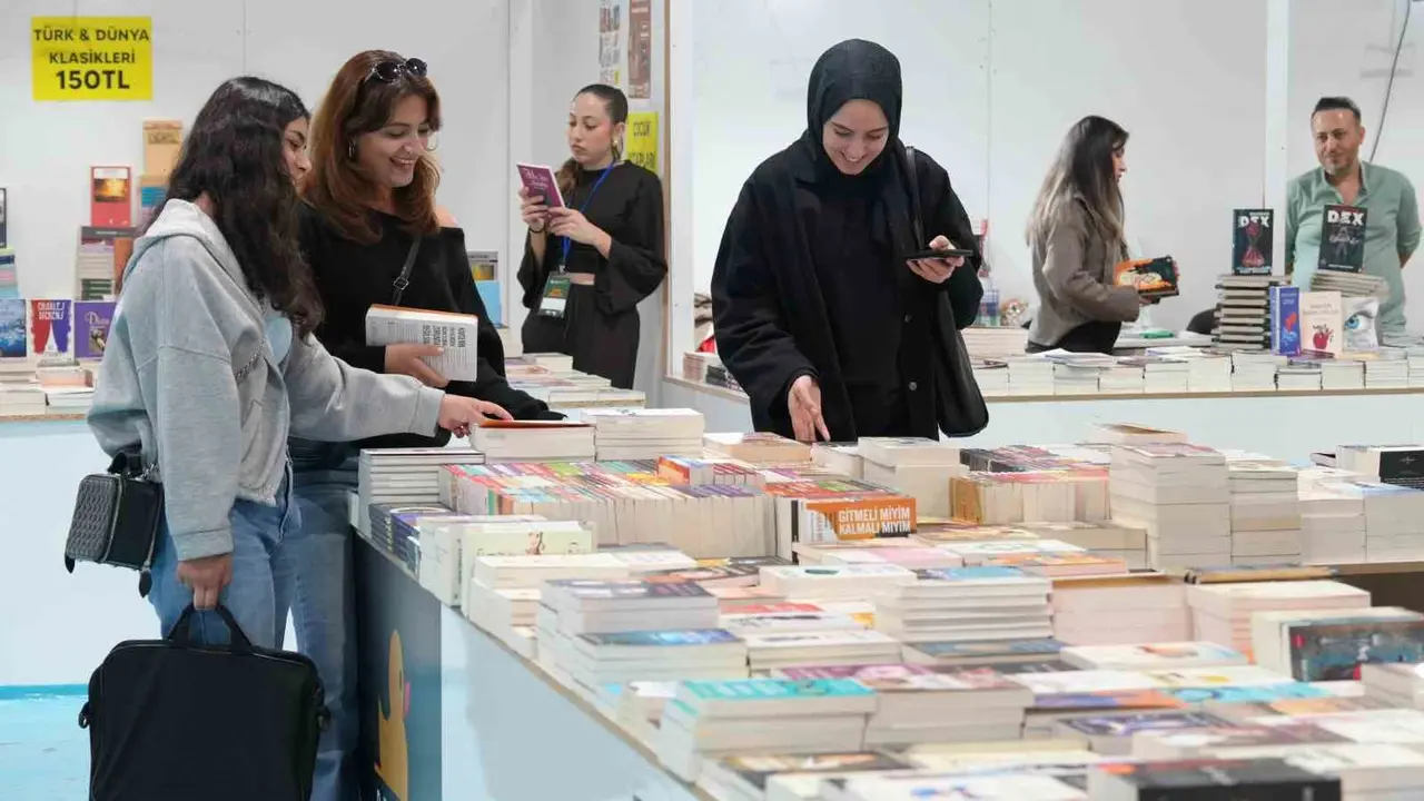 İnönü Üniversitesi Öğrencilerinden Kitap Fuarı’na ziyaret