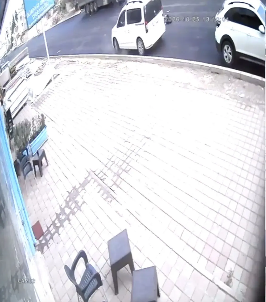 Mardin’de otomobilin çocuğa çarpma anı kamerada