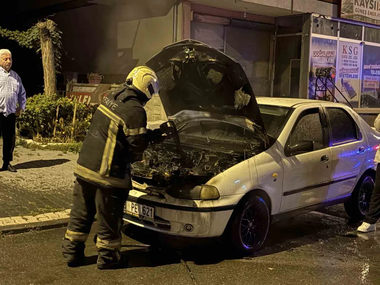 Çalıştırıldığı sırada alev alan otomobil, itfaiye ekipleri tarafından söndürüldü