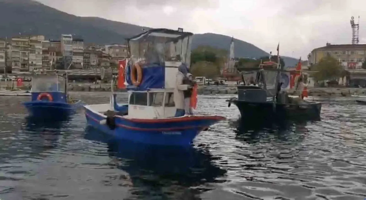 Gemlik’te tekne ve kayıklar Türk bayraklarıyla donatıldı