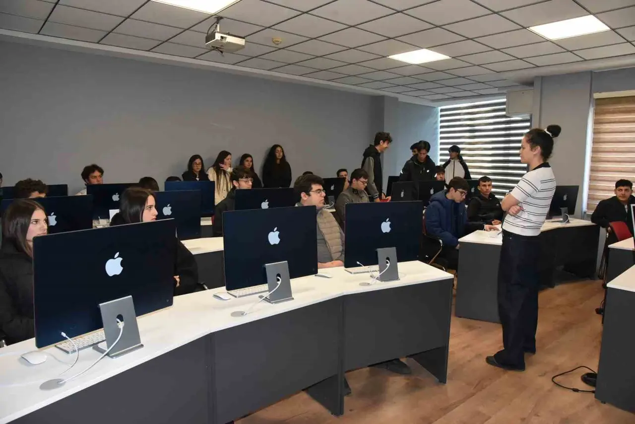 Üniversite eğitimini yerinde gördüler