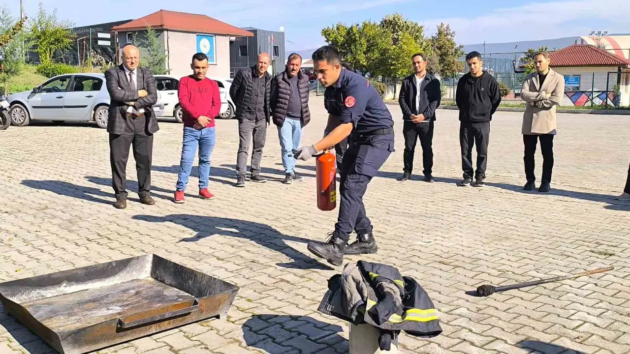 Vezirköprü’de personele yönelik yangın söndürme eğitimi ve tatbikatı