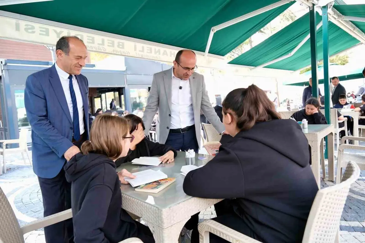 Başkan ve öğrencilerden kitap okuma seferberliği